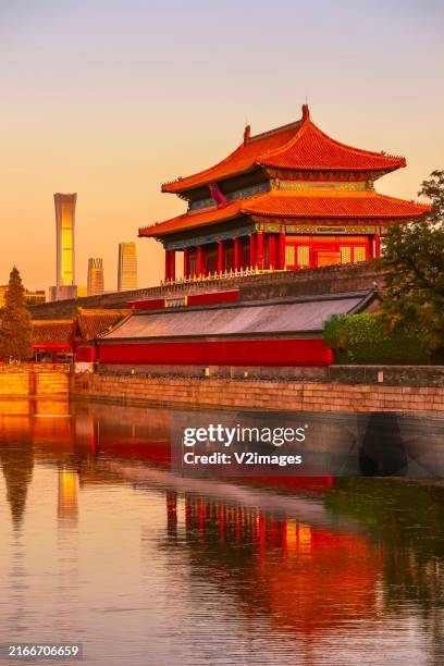 sunset reflections at the forbidden city in beijing - peking stockfoto's en -beelden