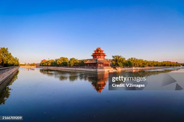 tour d’angle nord-ouest de la cité interdite au coucher du soleil - pékin photos et images de collection