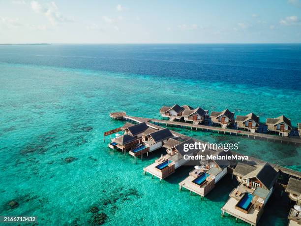 malediven wasservilla bungalow überwasser mit pool und trittleiter, um die türkisfarbene lagune zum schwimmen im luxusresort zu erreichen - malediven stock-fotos und bilder