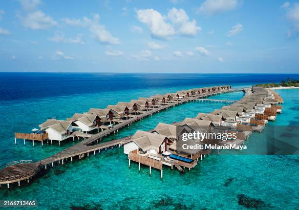 maldivas water villa bungalow sobre el agua con piscina y escalera de mano para llegar a la laguna turquesa para nadar en un resort de lujo - suite-de-hotel fotografías e imágenes de stock