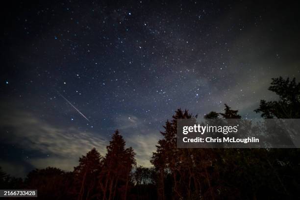 aorura and perseids meteor shower, hawnby in north york moors - komet stock-fotos und bilder