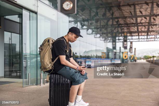 passengers waiting for taxis at the airport. - car cancellation stock pictures, royalty-free photos & images