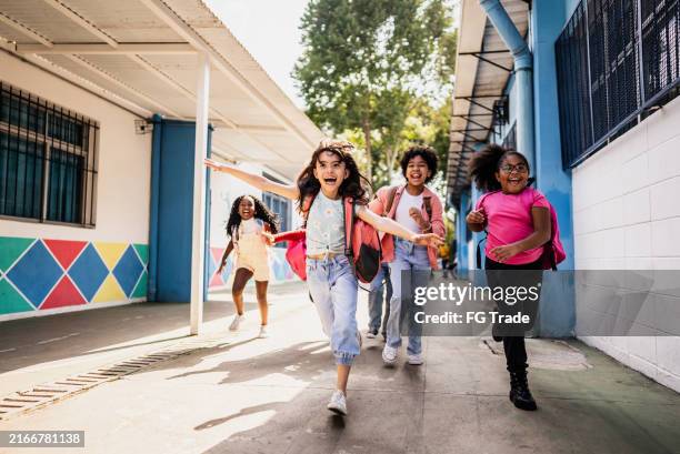 estudiantes corriendo en el patio de la escuela - patio de colegio fotografías e imágenes de stock