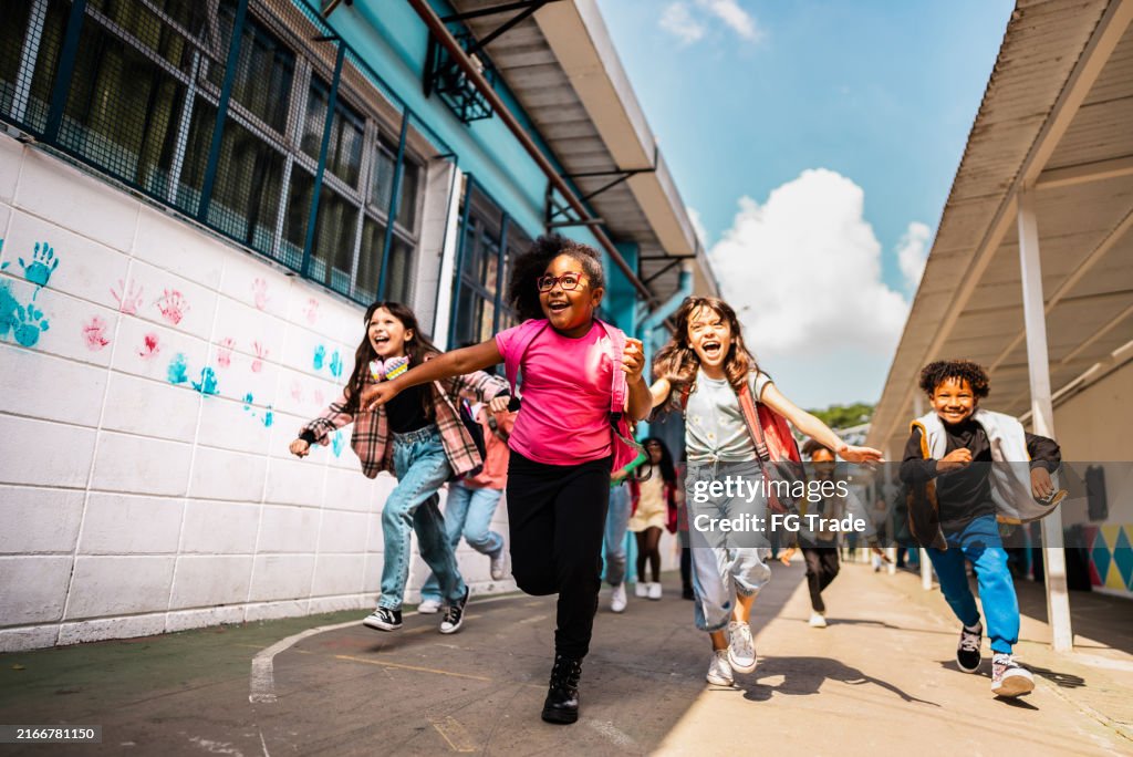 Student Runing Students Running On Schoolyard Foto de stock - Getty Images