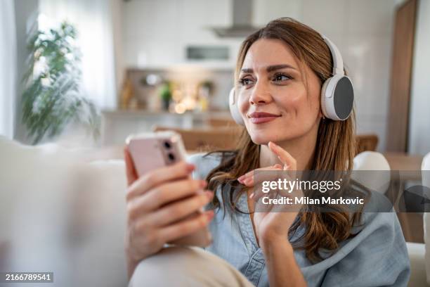 music for the soul, i relax with the sounds of my favorite tunes on my playlist - zuhören stock-fotos und bilder