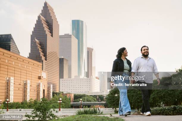 un couple interracial traîne à houston - houston texas photos et images de collection
