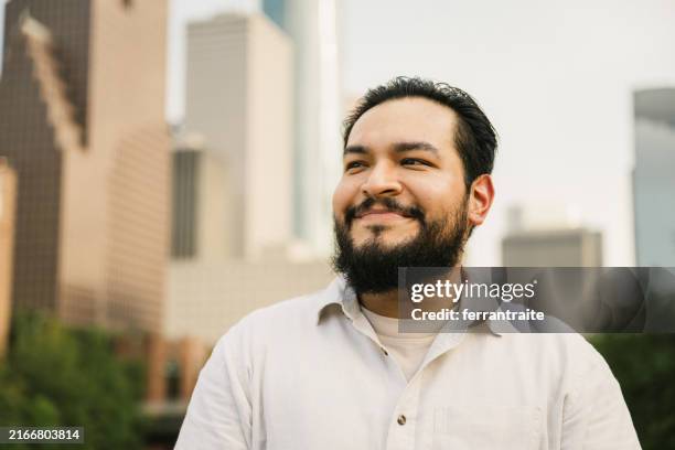 portrait of mexican man with city skyline on the background - esperar imagens e fotografias de stock