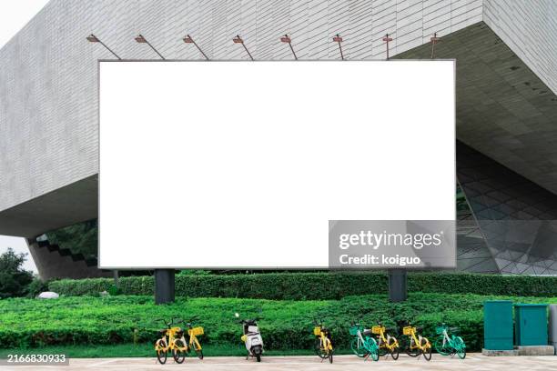 large blank billboard outdoor in city - reclamebord activiteit stockfoto's en -beelden