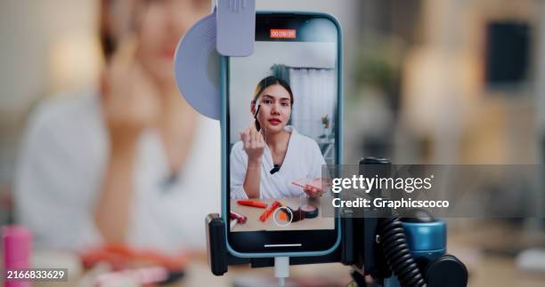 bloguera de belleza asiática transmite en vivo en las redes sociales para enseñar técnicas de maquillaje en casa - tutorial fotografías e imágenes de stock