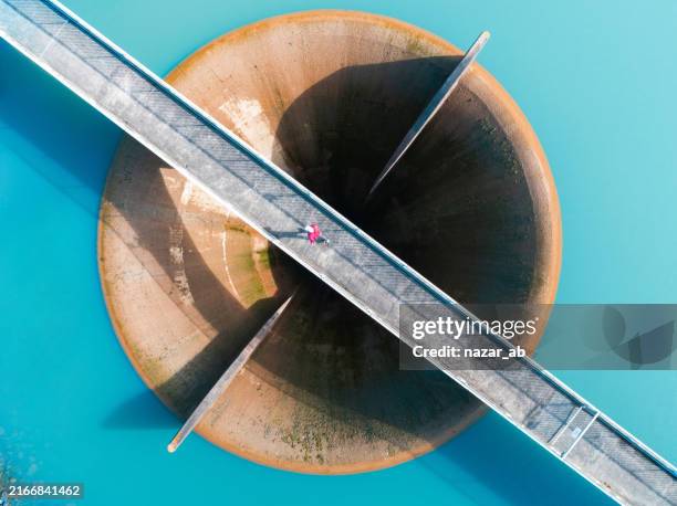 vista simétrica del aliviadero. - energía hidroeléctrica fotografías e imágenes de stock