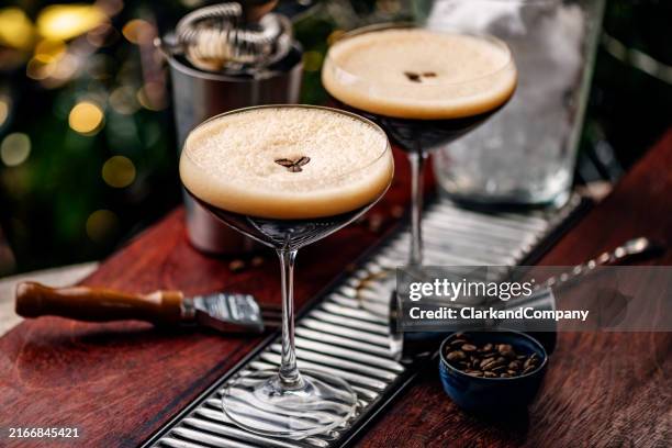 martini espresso sur le thème de noël - martini dry photos et images de collection