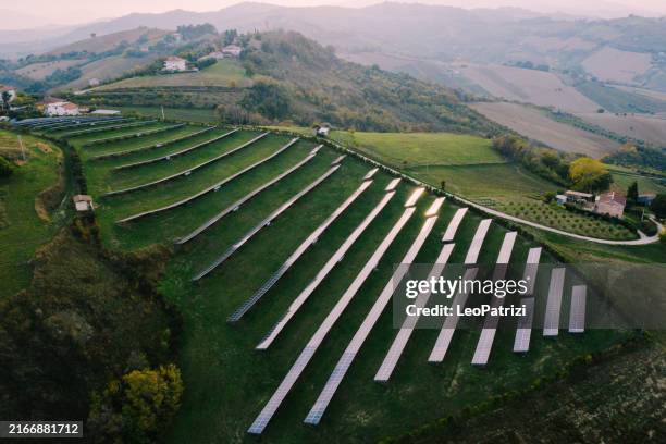 campo di pannelli solari - energia sostenibile foto e immagini stock