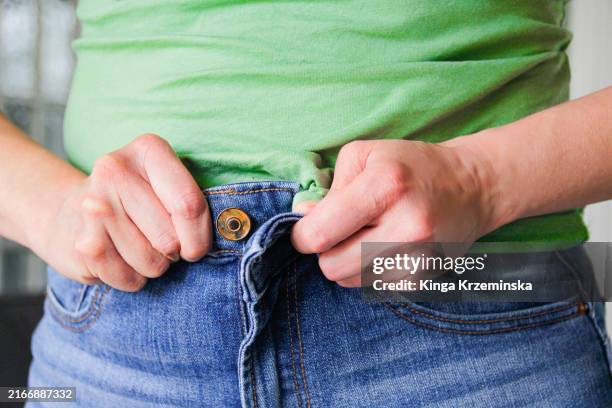 dieting - preocupación por el cuerpo fotografías e imágenes de stock