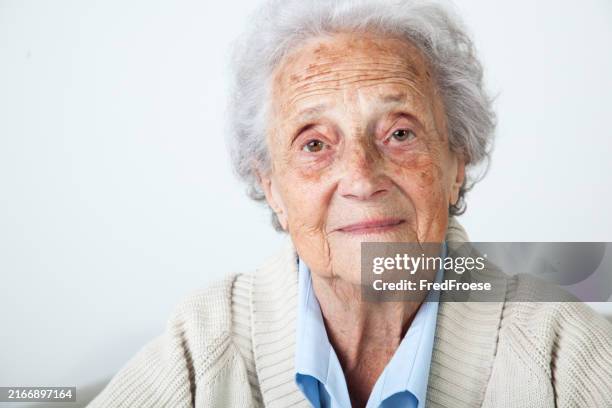 portrait of 90 year old woman - alleen seniore vrouwen stockfoto's en -beelden
