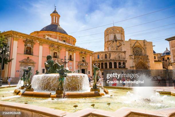 turistas que visitam a plaza de la virgen ou a plaça de la mare de déu em valência-espanha em um dia claro de verão - ponto turístico local - fotografias e filmes do acervo