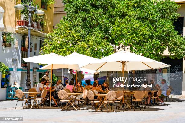 turistas sentados en un restaurante al aire libre en un soleado día de verano en valencia-españa - terraza de cafetería fotografías e imágenes de stock