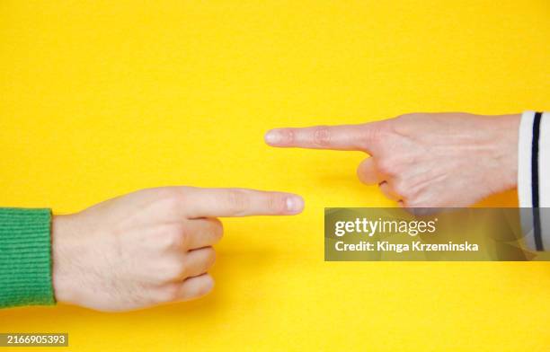 relationship difficulties - acusação imagens e fotografias de stock