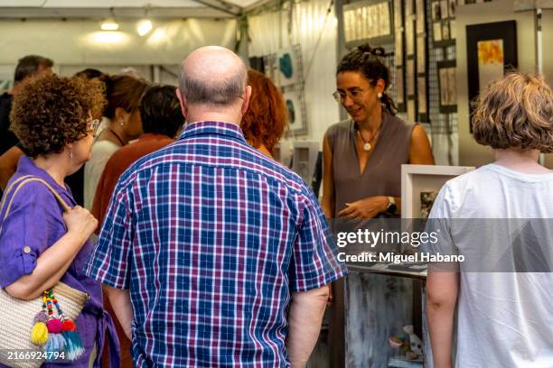craft fair in the old quarter of salamanca ,next to the cathedral ,salamanca - spain - marktkraam stockfoto's en -beelden