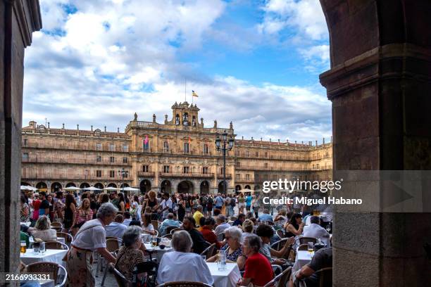 überfüllte straße in salamanca, spanien - mittelaltermarkt stock-fotos und bilder