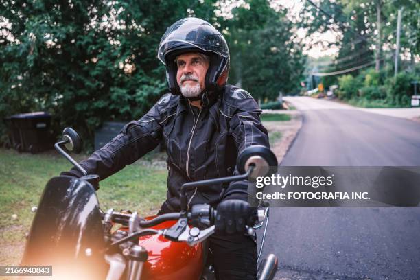 hombre maduro montando su motocicleta en el campo al amanecer - motociclista fotografías e imágenes de stock