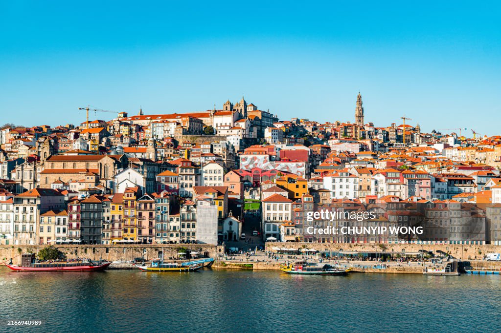 Blick auf die Altstadt von Porto an einem sonnigen Tag, Portugal