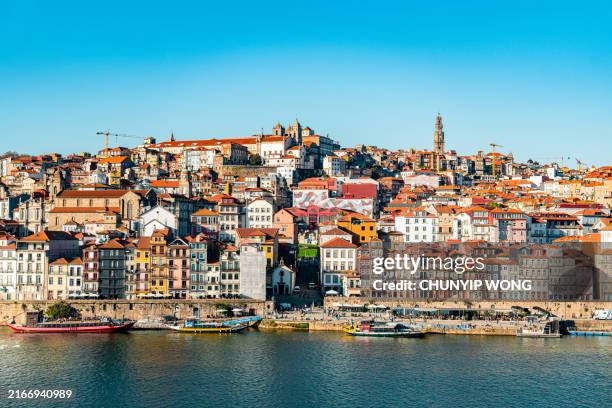 vue de la vieille ville de porto par une journée ensoleillée, portugal - district de porto photos et images de collection