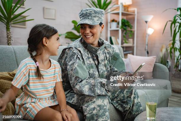 female soldier with her daughter taking selfie - pelotão atividade desportiva imagens e fotografias de stock