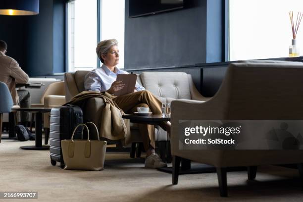 esperando pacientemente na sala vip - área de embarque de aeroporto - fotografias e filmes do acervo