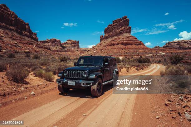 con el jeep en shafer trail, moab, utah - vehículo de todo terreno fotografías e imágenes de stock