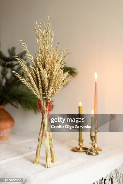 traditional ukrainian symbol of christmas - didukh. - candeliere foto e immagini stock