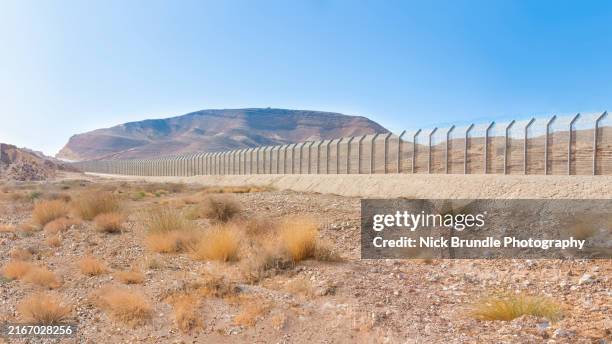 israel egypt border fence. - road to war in middle east and north africa stock-fotos und bilder