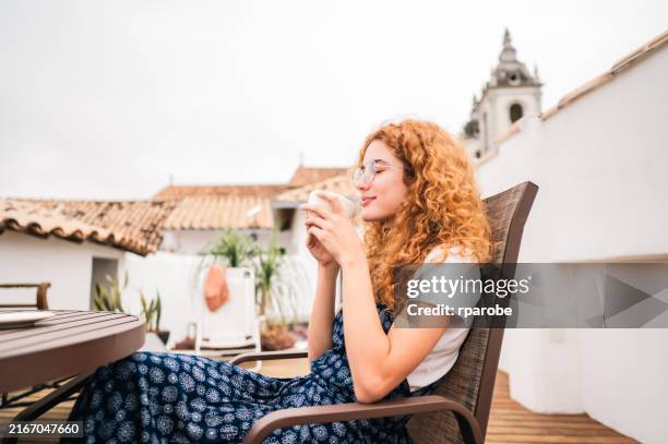 contemplando uma pausa para o café - atividades de fins de semana - fotografias e filmes do acervo