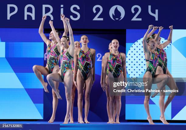 Acrobats Routine 96 Milena Waldmann Photos & High Res Pictures - Getty Images