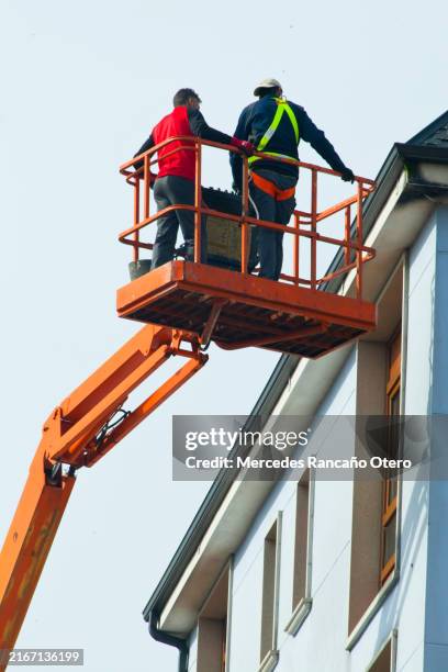 arbeiter auf einer hubarbeitsbühne. sicherheitsausrüstung - hebebühne stock-fotos und bilder
