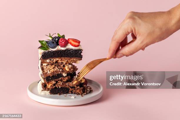 stück schokoladenkuchen mit beeren. - kuchen stock-fotos und bilder