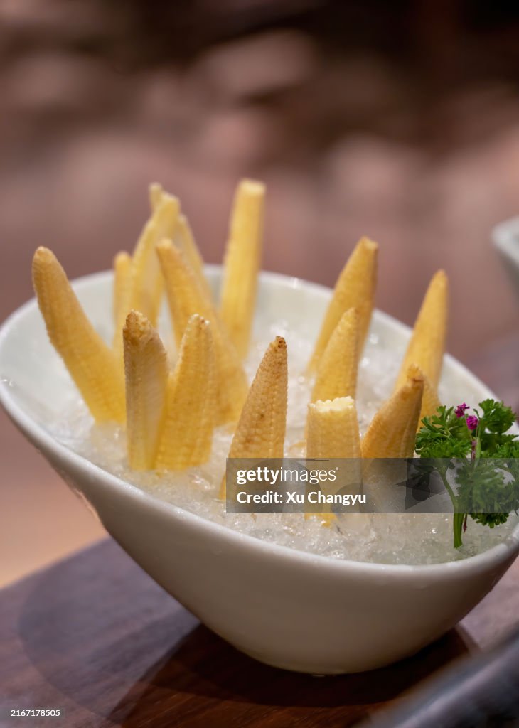 Place corn shoots and young corn sprouts on a plate and insert them into ice cubes