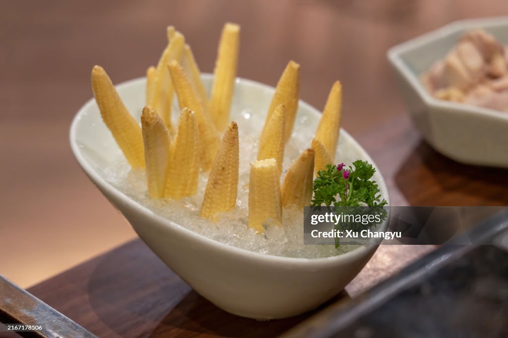 Place corn shoots and young corn sprouts on a plate and insert them into ice cubes