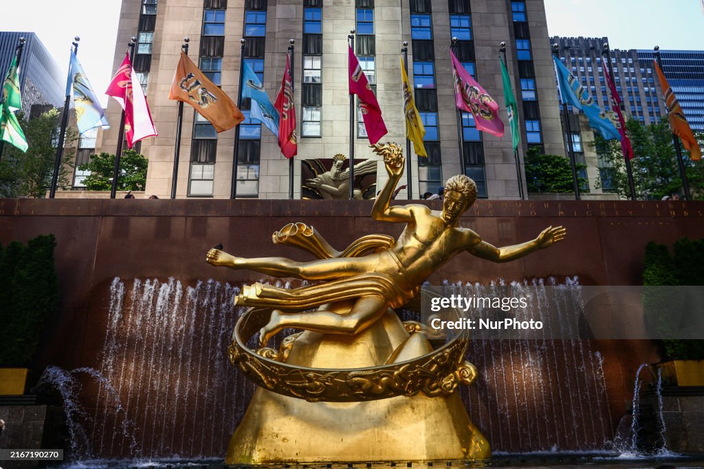 Prometheus Building Prometheus statue in front of Rockefeller Center building in... News ...