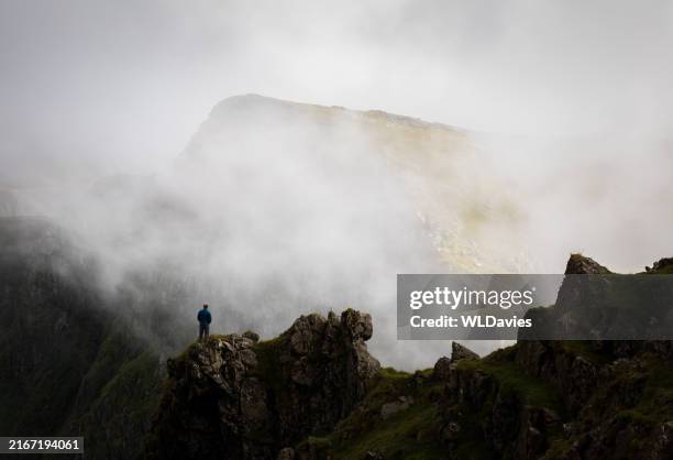 walisische berge im nebel - snowdonia stock-fotos und bilder