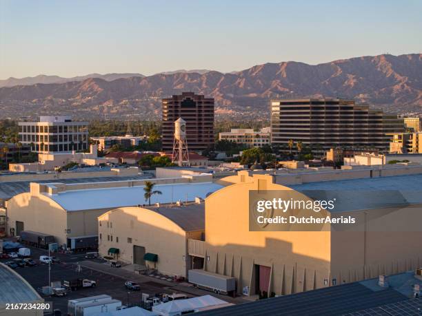 vista aérea de los famosos estudios warner bros en burbank, california - plató de cine fotografías e imágenes de stock