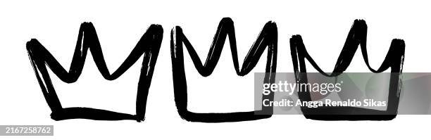 ilustraciones, imágenes clip art, dibujos animados e iconos de stock de coronas dibujadas a mano con pincel blanco y negro - corona accesorio de cabeza