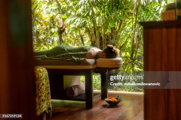spa treatment - indonésia imagens e fotografias de stock
