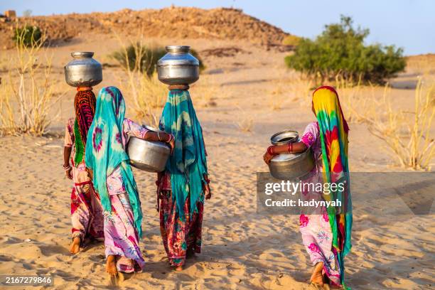 jeunes filles indiennes portant l'eau du puits, village de désert, inde - sec photos et images de collection