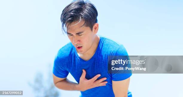 hombre asiático deporte al aire libre caliente - sin aliento fotografías e imágenes de stock