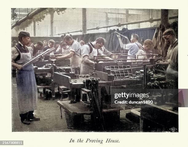 illustrations, cliparts, dessins animés et icônes de armuriers, la maison d’essai, ouvriers fabriquant des fusils à la royal small arms factory à sparkbrook, birmingham, années 1890, photographie d’époque, 19ème siècle - royal small arms factory