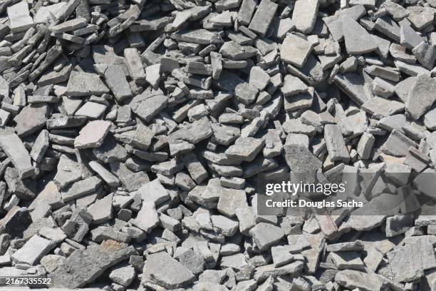 crushed concrete for reuse - escombros material imagens e fotografias de stock
