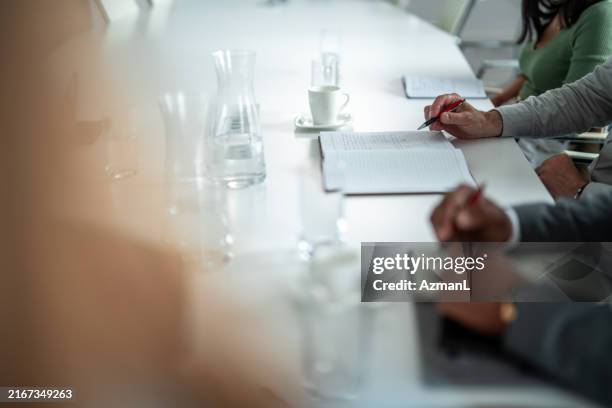 diverse team engages in project planning - conferentietafel stockfoto's en -beelden