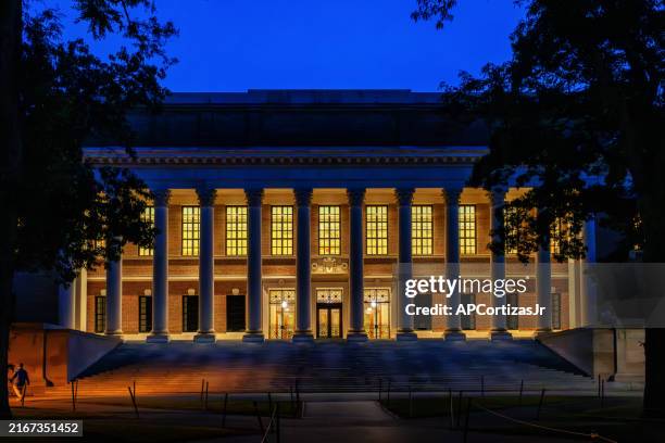 biblioteca widener memorial en el crepúsculo - harvard yard - universidad de harvard - cambridge, massachusetts - ivy league universidad fotografías e imágenes de stock
