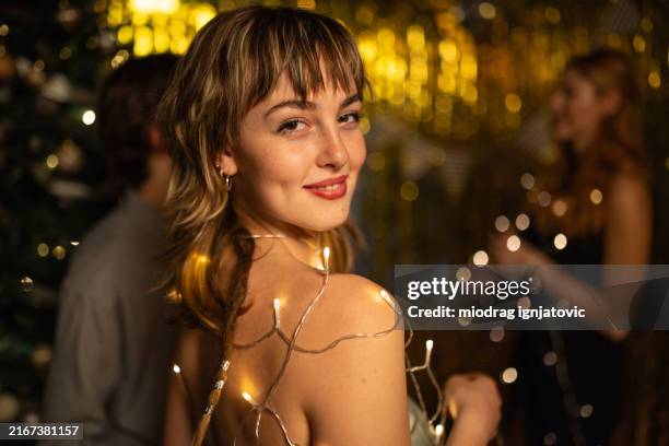 portrait d’une jeune femme dans une boîte de nuit - robe de cocktail photos et images de collection