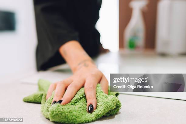 dust removal. woman hands clean and disinfect countertops. close up - mikrofaser stock-fotos und bilder